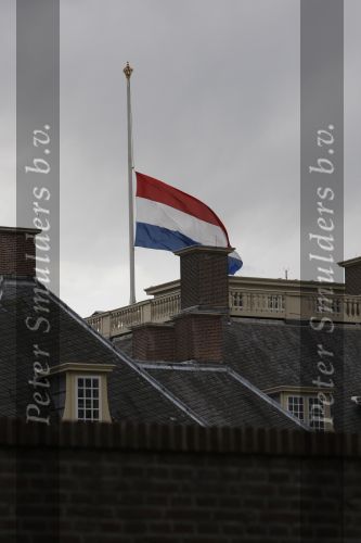 Apeldoorn, 8 Mei 2009
Speciale Herdenkingsdienst voor de slachtoffers van de ramp op Koninginnedag
Veel Politie, overal afzettingen met grote betonblokken.
Vlag halfstok op Paleis het Loo
Foto Peter Smulders