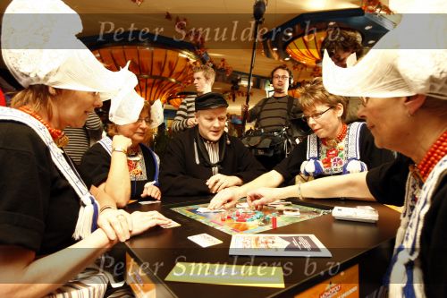 Volendam 22 januari 2008
Nick en Simon Jan Keizer en George Baker promoten dat de plaats volendam op een nieuw monopoly spel komt. Volendamse klederdracht