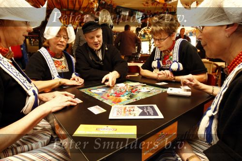 Volendam 22 januari 2008
Nick en Simon Jan Keizer en George Baker promoten dat de plaats volendam op een nieuw monopoly spel komt.