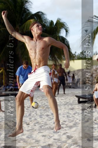 Curacao 2 janjuari 2009
Jan Smit Demy de Zeeuw Nick Schilder en Simon Keizer aan het voetvolleyballen op het strand bij lions Dive.
Yolanthe Cabau v Kasbergen en de vriendinnen van Demy en Nick moedigen ze aan.
Peter Smulders bv