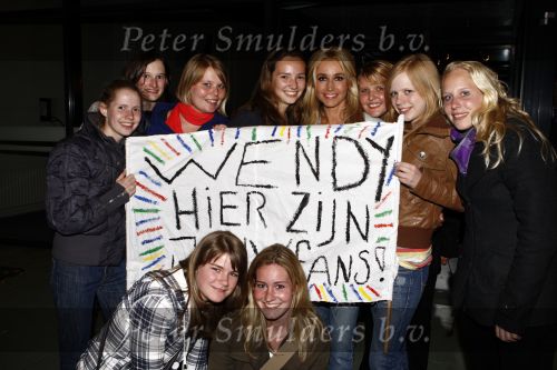 Hilversum 1 mei 2009
Wendy v Dijk gaat s nachts na de opnames naar buiten om met haar fans te praten. Opnames waren de halve finale van x factor.
Peter Smulders bv