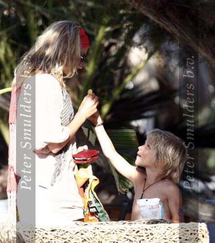 Ibiza 4 juli 2008
Wendy v Dijk op vakantie met haar zoontje Sem en vrienden
Ze heeft een cabrio gehuurd.
