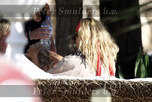Ibiza 4 juli 2008
Wendy v Dijk op vakantie met haar zoontje Sem en vrienden
Ze heeft een cabrio gehuurd.