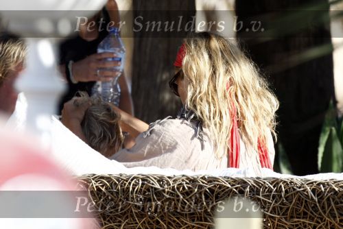 Ibiza 4 juli 2008
Wendy v Dijk op vakantie met haar zoontje Sem en vrienden
Ze heeft een cabrio gehuurd.