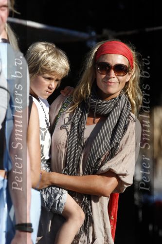 Ibiza 4 juli 2008
Wendy v Dijk op vakantie met haar zoontje Sem en vrienden
Ze heeft een cabrio gehuurd.
