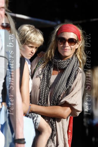 Ibiza 4 juli 2008
Wendy v Dijk op vakantie met haar zoontje Sem en vrienden
Ze heeft een cabrio gehuurd.