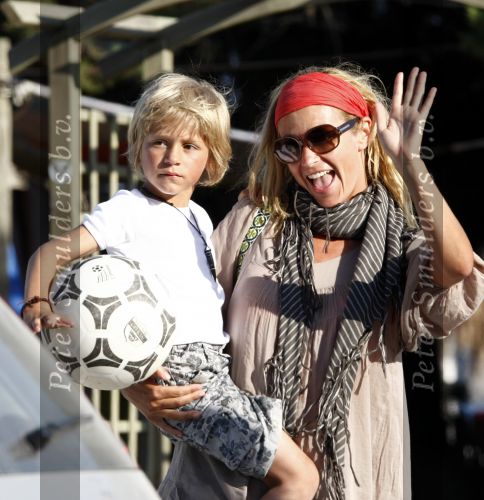 Ibiza 4 juli 2008
Wendy v Dijk op vakantie met haar zoontje Sem en vrienden
Ze heeft een cabrio gehuurd.