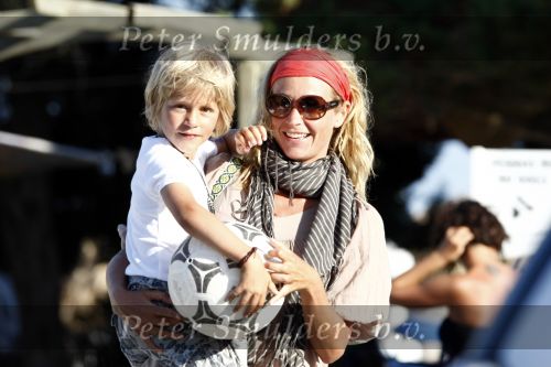 Ibiza 4 juli 2008
Wendy v Dijk op vakantie met haar zoontje Sem en vrienden
Ze heeft een cabrio gehuurd.
