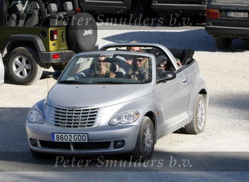 Ibiza 4 juli 2008
Wendy v Dijk op vakantie met haar zoontje Sem en vrienden
Ze heeft een cabrio gehuurd.
