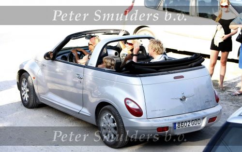Ibiza 4 juli 2008
Wendy v Dijk op vakantie met haar zoontje Sem en vrienden
Ze heeft een cabrio gehuurd.