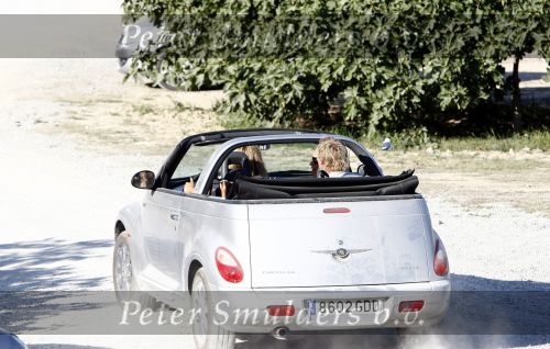 Ibiza 4 juli 2008
Wendy v Dijk op vakantie met haar zoontje Sem en vrienden
Ze heeft een cabrio gehuurd.