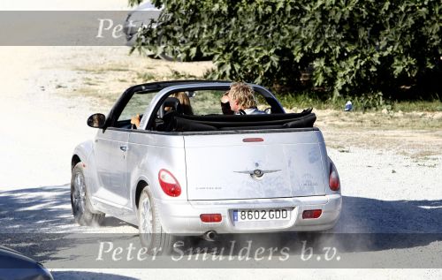 Ibiza 4 juli 2008
Wendy v Dijk op vakantie met haar zoontje Sem en vrienden
Ze heeft een cabrio gehuurd.