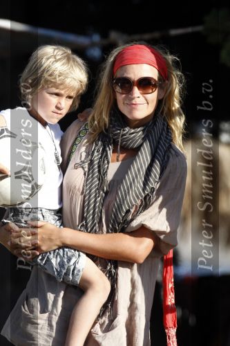 Ibiza 4 juli 2008
Wendy v Dijk op vakantie met haar zoontje Sem en vrienden
Ze heeft een cabrio gehuurd.