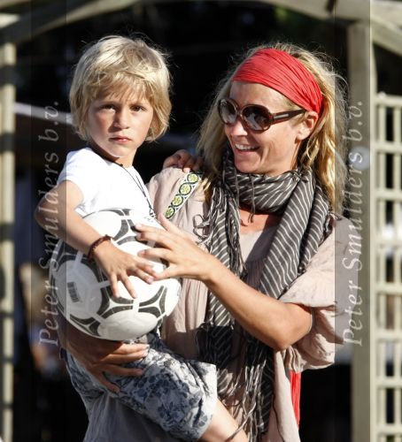 Ibiza 4 juli 2008
Wendy v Dijk op vakantie met haar zoontje Sem en vrienden
Ze heeft een cabrio gehuurd.
