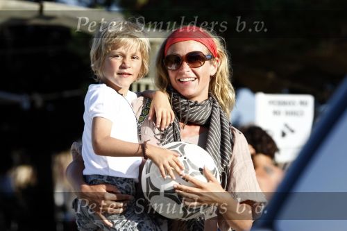 Ibiza 4 juli 2008
Wendy v Dijk op vakantie met haar zoontje Sem en vrienden
Ze heeft een cabrio gehuurd.