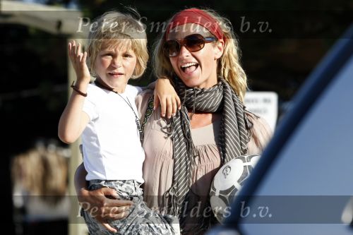 Ibiza 4 juli 2008
Wendy v Dijk op vakantie met haar zoontje Sem en vrienden
Ze heeft een cabrio gehuurd.