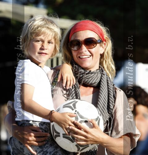 Ibiza 4 juli 2008
Wendy v Dijk op vakantie met haar zoontje Sem en vrienden
Ze heeft een cabrio gehuurd.
