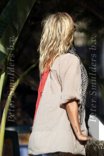 Ibiza 4 juli 2008
Wendy v Dijk op vakantie met haar zoontje Sem en vrienden
Ze heeft een cabrio gehuurd.