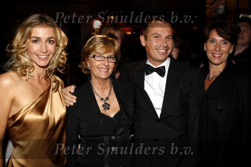 Amsterdam 8 oktober 2007
Wendy v Dijk met moeder en broer Mike bij de premiere van Alles is Liefde in Tuschinski