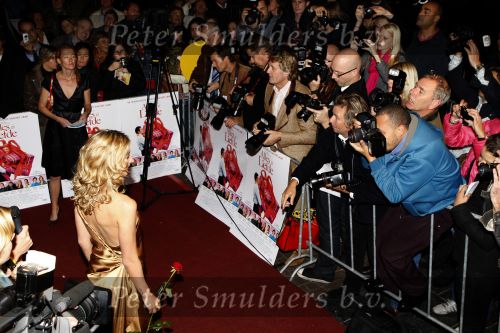 Amsterdam 8 oktober 2007
Wendy v Dijk met moeder en broer Mike bij de premiere van Alles is Liefde in Tuschinski