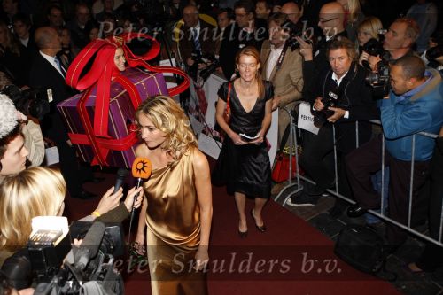 Amsterdam 8 oktober 2007
Wendy v Dijk met moeder en broer Mike bij de premiere van Alles is Liefde in Tuschinski
