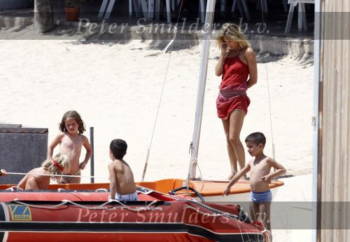 Ibiza  12 juli 2008
Wendy v Dijk met haar zoontje Sem en broer Mike v Dijk op vakantie op ibiza.