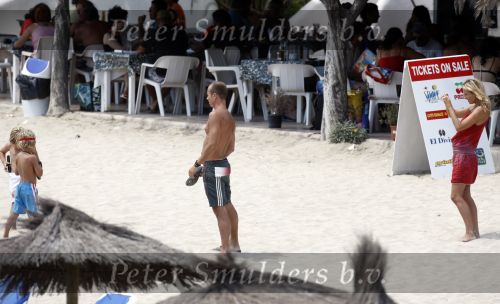 Ibiza  12 juli 2008
Wendy v Dijk met haar zoontje Sem en broer Mike v Dijk op vakantie op ibiza.