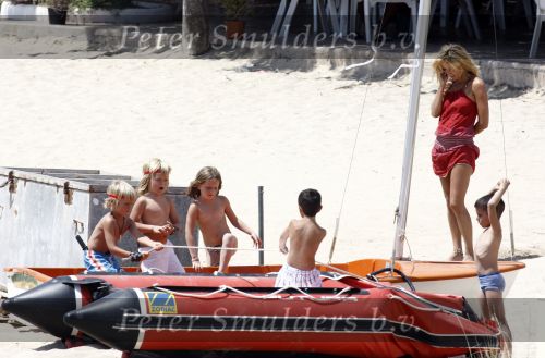 Ibiza  12 juli 2008
Wendy v Dijk met haar zoontje Sem en broer Mike v Dijk op vakantie op ibiza.