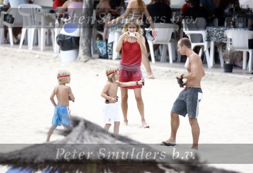 Ibiza  12 juli 2008
Wendy v Dijk met haar zoontje Sem en broer Mike v Dijk op vakantie op ibiza.