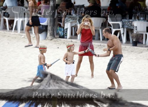 Ibiza  12 juli 2008
Wendy v Dijk met haar zoontje Sem en broer Mike v Dijk op vakantie op ibiza.