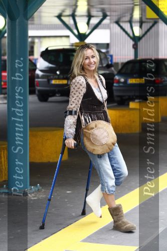 Amsterdam 17 april 2009
Wendy v Dijk wordt door haar vriend Erland Galjaard naar het AMC ziekenhuis gebracht om haar gebroken voet in het loop gips te zetten.
Peter Smulders bv