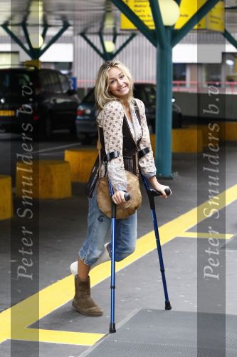 Amsterdam 17 april 2009
Wendy v Dijk wordt door haar vriend Erland Galjaard naar het AMC ziekenhuis gebracht om haar gebroken voet in het loop gips te zetten.
Peter Smulders bv