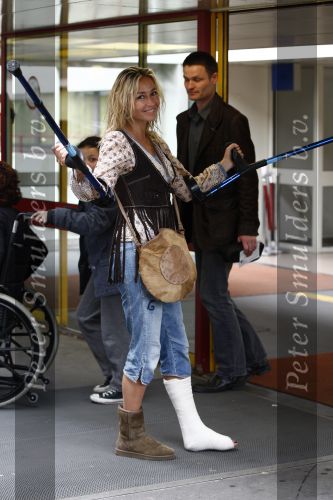Amsterdam 17 april 2009
Wendy v Dijk wordt door haar vriend Erland Galjaard naar het AMC ziekenhuis gebracht om haar gebroken voet in het loop gips te zetten.
Peter Smulders bv