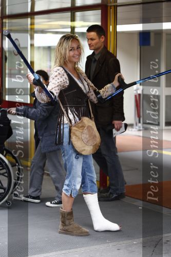 Amsterdam 17 april 2009
Wendy v Dijk wordt door haar vriend Erland Galjaard naar het AMC ziekenhuis gebracht om haar gebroken voet in het loop gips te zetten.
Peter Smulders bv