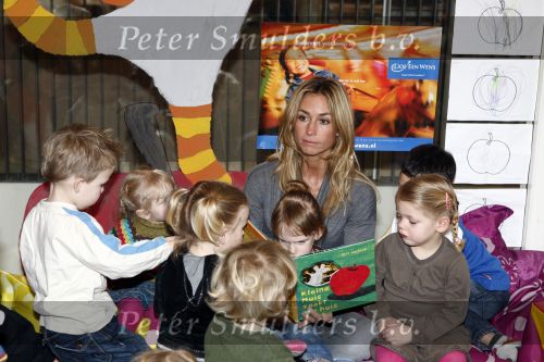 Uithoorn 23 januari 2008
Wendy v Dijk met Sem en broer Mike voorlezen tijdens de nationale vorleesdag  bij de speeldoos.
Peter Smulders bv