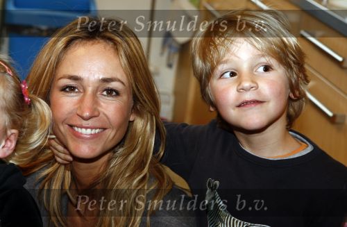 Uithoorn 23 januari 2008
Wendy v Dijk met Sem en broer Mike voorlezen tijdens de nationale vorleesdag  bij de speeldoos.