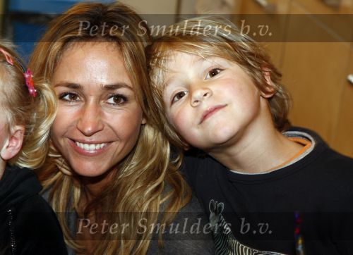 Uithoorn 23 januari 2008
Wendy v Dijk met Sem en broer Mike voorlezen tijdens de nationale vorleesdag  bij de speeldoos.