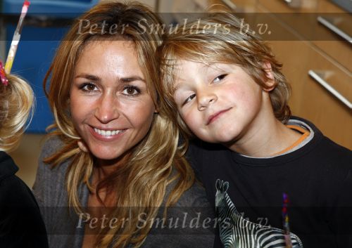 Uithoorn 23 januari 2008
Wendy v Dijk met Sem en broer Mike voorlezen tijdens de nationale vorleesdag  bij de speeldoos.