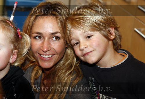 Uithoorn 23 januari 2008
Wendy v Dijk met Sem en broer Mike voorlezen tijdens de nationale vorleesdag  bij de speeldoos.