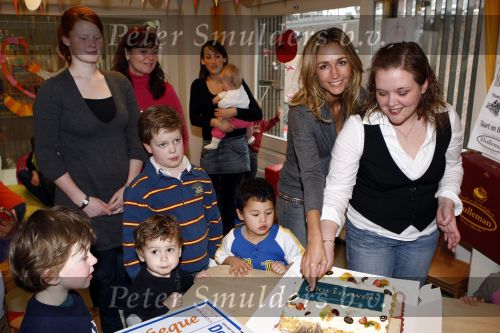 Uithoorn 23 januari 2008
Wendy v Dijk met Sem en broer Mike voorlezen tijdens de nationale vorleesdag  bij de speeldoos.