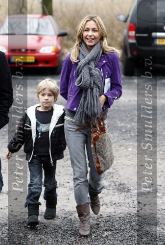 Uithoorn 23 januari 2008
Wendy v Dijk met Sem en broer Mike voorlezen tijdens de nationale vorleesdag  bij de speeldoos.