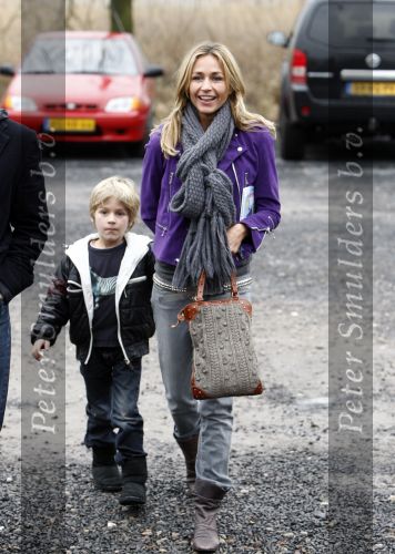 Uithoorn 23 januari 2008
Wendy v Dijk met Sem en broer Mike voorlezen tijdens de nationale vorleesdag  bij de speeldoos.