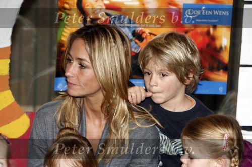 Uithoorn 23 januari 2008
Wendy v Dijk met Sem en broer Mike voorlezen tijdens de nationale vorleesdag  bij de speeldoos.