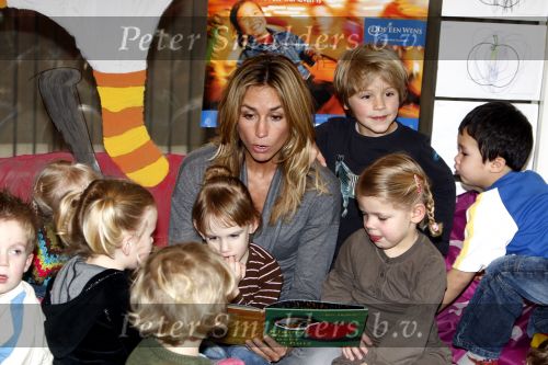 Uithoorn 23 januari 2008
Wendy v Dijk met Sem en broer Mike voorlezen tijdens de nationale vorleesdag  bij de speeldoos.