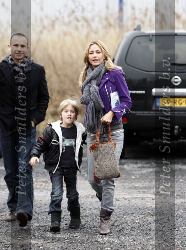 Uithoorn 23 januari 2008
Wendy v Dijk met Sem en broer Mike voorlezen tijdens de nationale vorleesdag  bij de speeldoos.