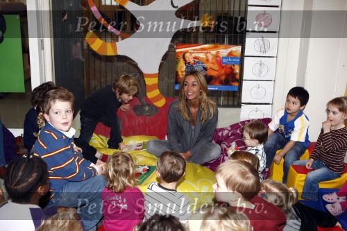 Uithoorn 23 januari 2008
Wendy v Dijk met Sem en broer Mike voorlezen tijdens de nationale vorleesdag  bij de speeldoos.