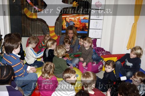 Uithoorn 23 januari 2008
Wendy v Dijk met Sem en broer Mike voorlezen tijdens de nationale vorleesdag  bij de speeldoos.