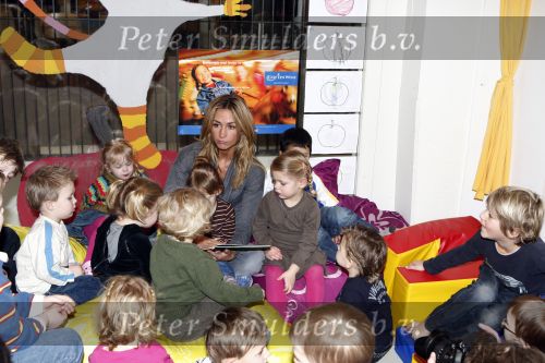 Uithoorn 23 januari 2008
Wendy v Dijk met Sem en broer Mike voorlezen tijdens de nationale vorleesdag  bij de speeldoos.