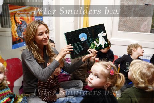 Uithoorn 23 januari 2008
Wendy v Dijk met Sem en broer Mike voorlezen tijdens de nationale vorleesdag  bij de speeldoos.