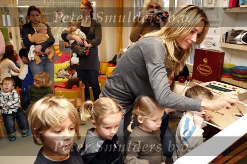 Uithoorn 23 januari 2008
Wendy v Dijk met Sem en broer Mike voorlezen tijdens de nationale vorleesdag  bij de speeldoos.